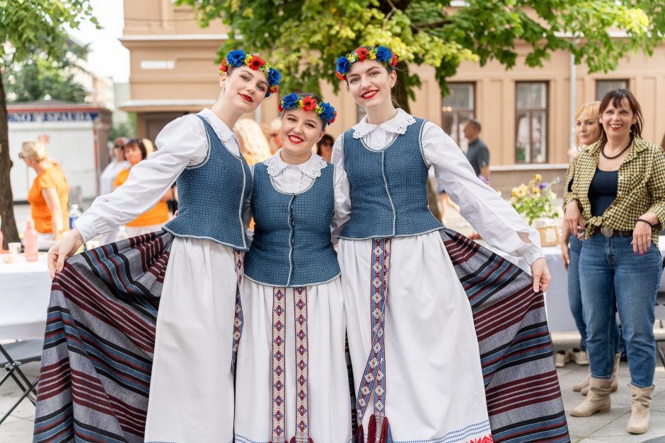 Laisvės alėja vėl nusidriekė šventiniai kaimynų stalai