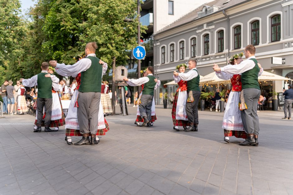 Laisvės alėja vėl nusidriekė šventiniai kaimynų stalai