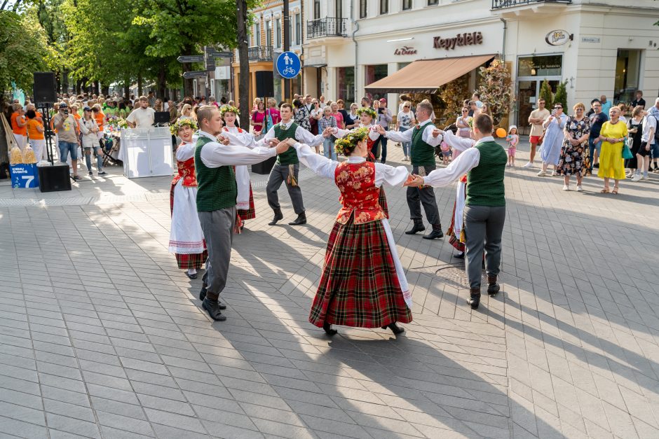 Laisvės alėja vėl nusidriekė šventiniai kaimynų stalai