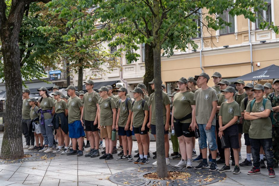 Palydėti plojimais ir šypsenomis: šaulių eisena su orkestru drebino Laisvės alėją