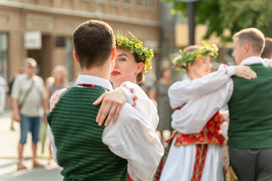 Laisvės alėja vėl nusidriekė šventiniai kaimynų stalai