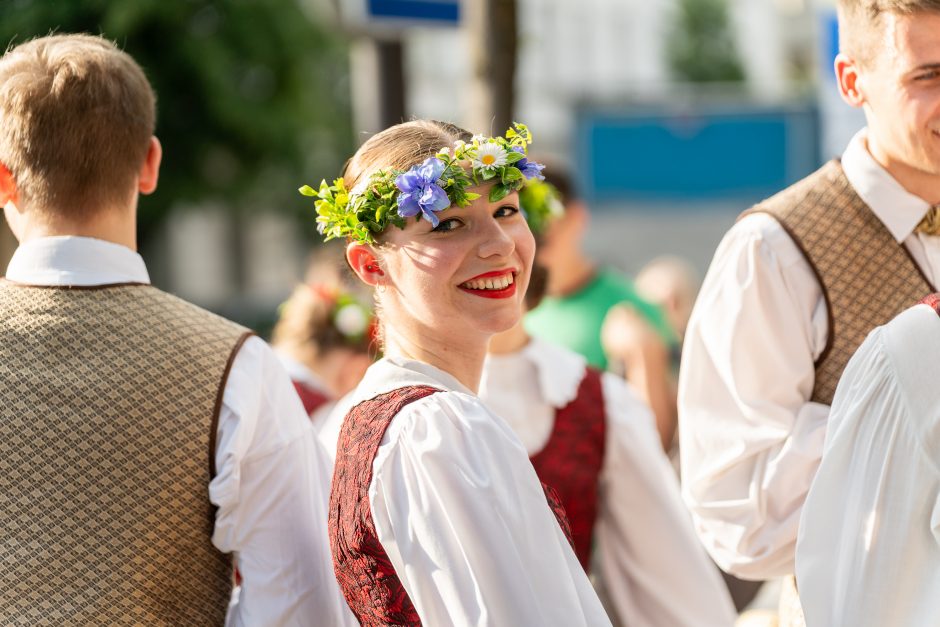 Laisvės alėja vėl nusidriekė šventiniai kaimynų stalai