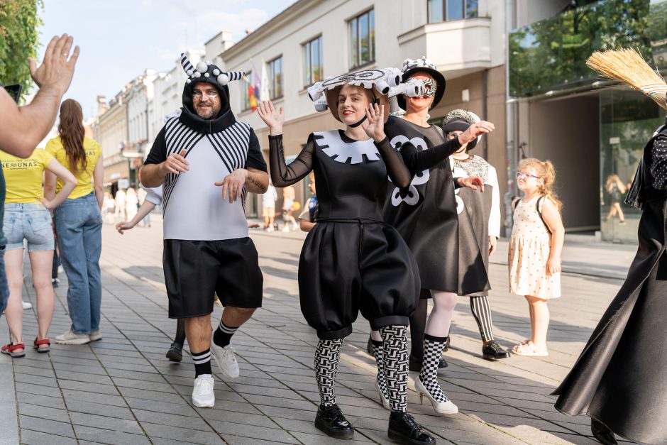 Laisvės alėja vėl nusidriekė šventiniai kaimynų stalai