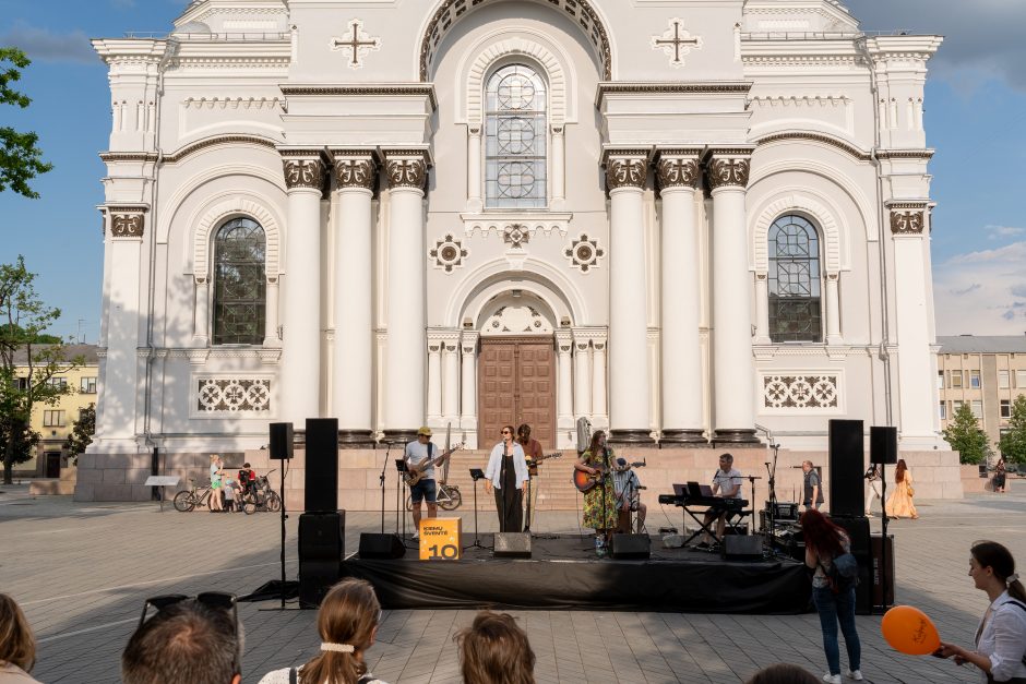 Laisvės alėja vėl nusidriekė šventiniai kaimynų stalai