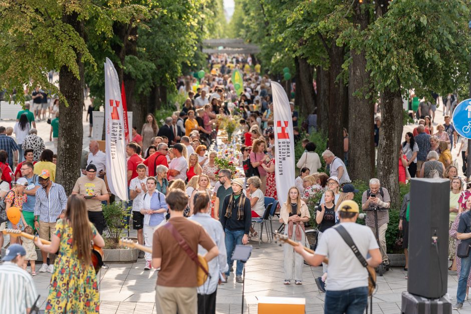 Laisvės alėja vėl nusidriekė šventiniai kaimynų stalai