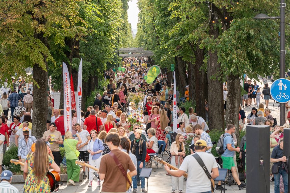 Laisvės alėja vėl nusidriekė šventiniai kaimynų stalai