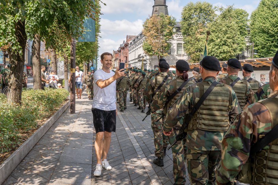 Palydėti plojimais ir šypsenomis: šaulių eisena su orkestru drebino Laisvės alėją