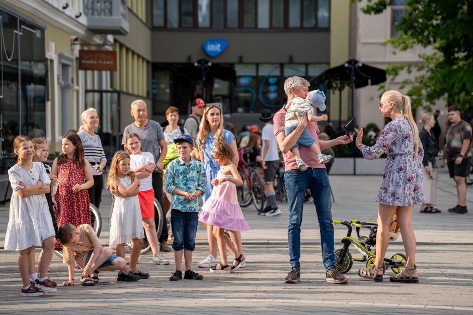 Laisvės alėja vėl nusidriekė šventiniai kaimynų stalai