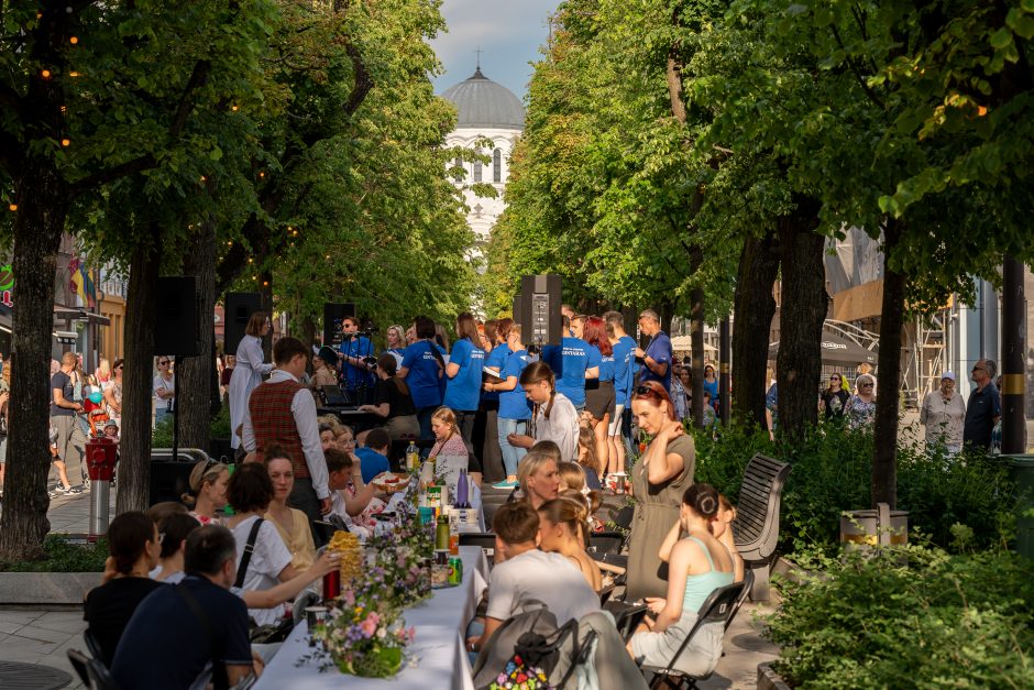 Laisvės alėja vėl nusidriekė šventiniai kaimynų stalai