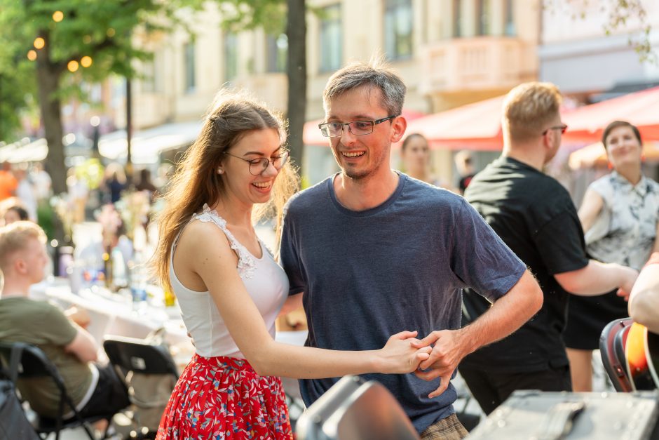 Laisvės alėja vėl nusidriekė šventiniai kaimynų stalai