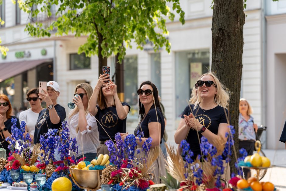 Laisvės alėja vėl nusidriekė šventiniai kaimynų stalai