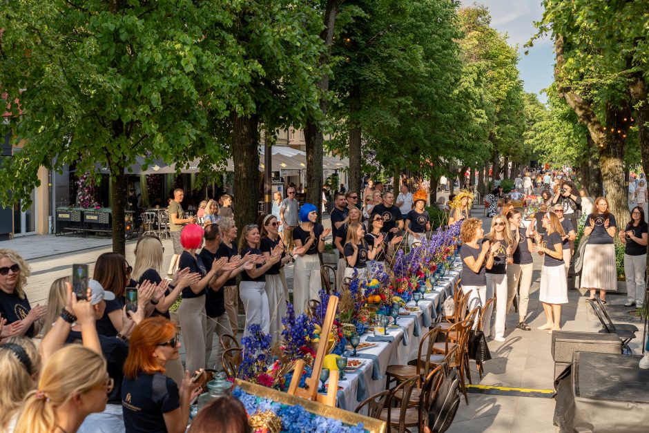 Laisvės alėja vėl nusidriekė šventiniai kaimynų stalai