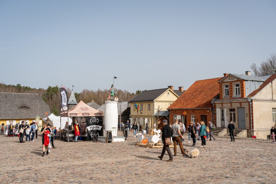 Velykų šventė Rumšiškėse: žmonės mėgavosi geru oru ir pramogomis  