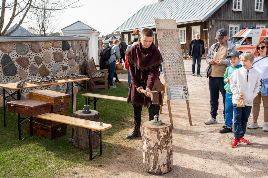 Velykų šventė Rumšiškėse: žmonės mėgavosi geru oru ir pramogomis  