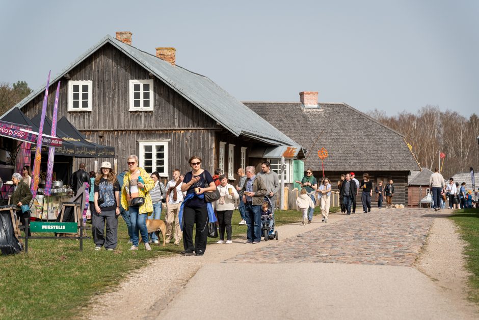 Velykų šventė Rumšiškėse: žmonės mėgavosi geru oru ir pramogomis  