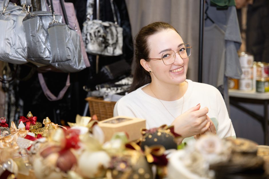 Kalėdinė mugė Kaune: nuo rūkytų dešrų iki stiklinių gyvatėlių