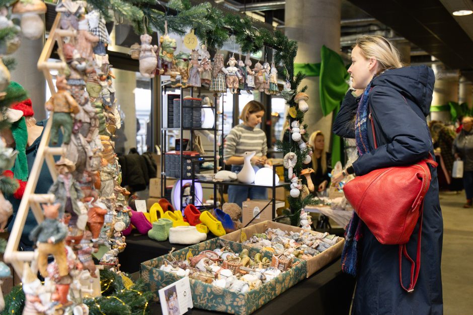 Kalėdinė mugė Kaune: nuo rūkytų dešrų iki stiklinių gyvatėlių