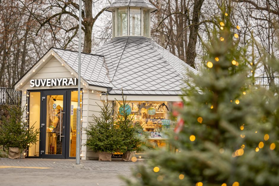 Lietuvos zoologijos sodas pasipuošė Kalėdoms: dovanų sulaukė ir gyvūnai