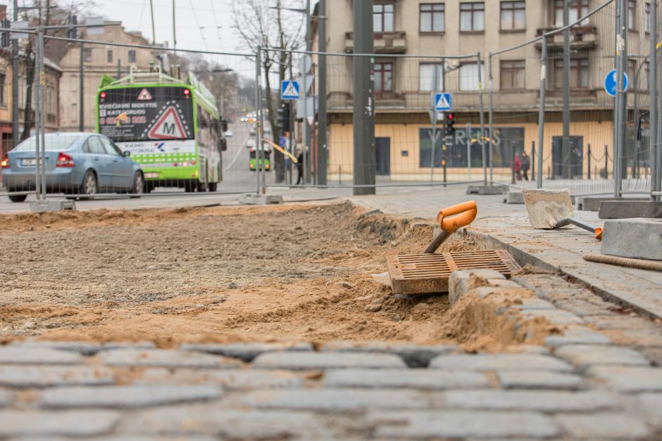 Į Vilniaus gatvę sugrįžo darbininkai: toliau klojamas grindinys