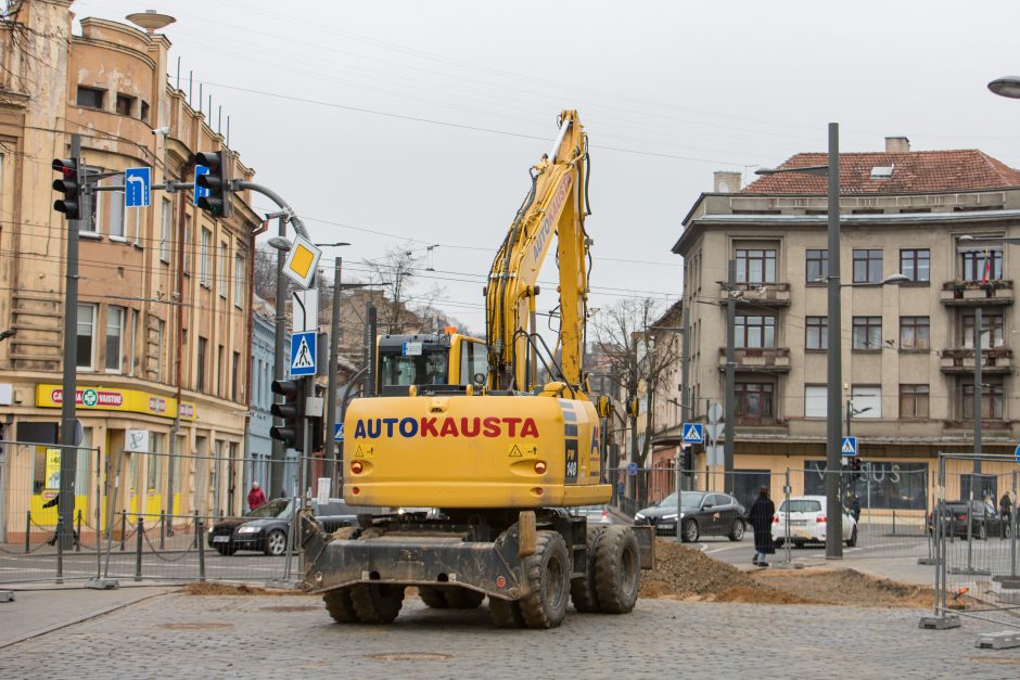 Į Vilniaus gatvę sugrįžo darbininkai: toliau klojamas grindinys