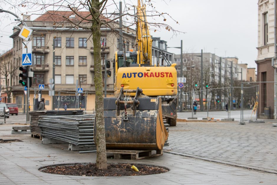 Į Vilniaus gatvę sugrįžo darbininkai: toliau klojamas grindinys