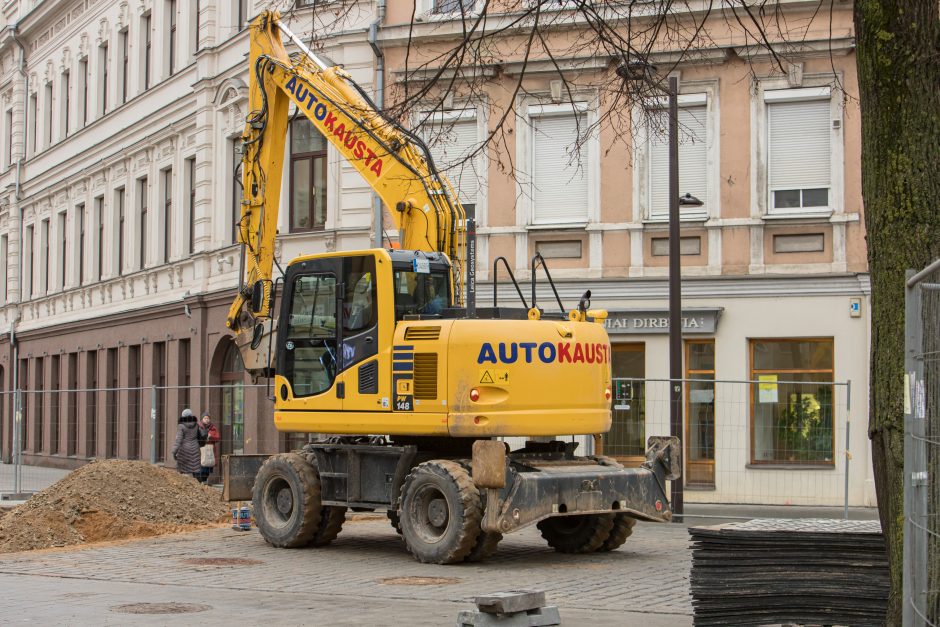 Į Vilniaus gatvę sugrįžo darbininkai: toliau klojamas grindinys