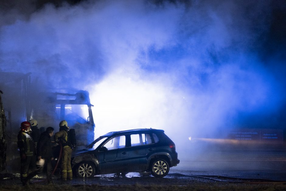 Rokuose užsiliepsnojo vilkikai, ugniagesiams teko pavargti, kol pateko į aikštelę