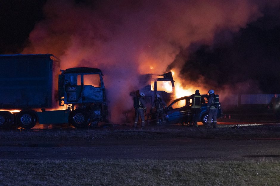 Rokuose užsiliepsnojo vilkikai, ugniagesiams teko pavargti, kol pateko į aikštelę