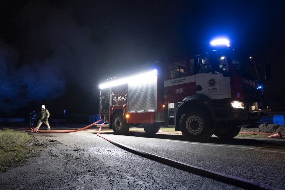 Rokuose užsiliepsnojo vilkikai, ugniagesiams teko pavargti, kol pateko į aikštelę