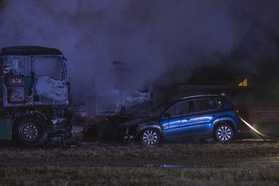 Rokuose užsiliepsnojo vilkikai, ugniagesiams teko pavargti, kol pateko į aikštelę