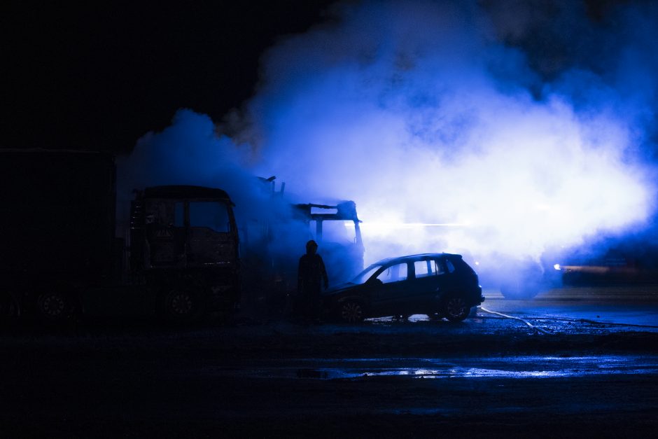 Rokuose užsiliepsnojo vilkikai, ugniagesiams teko pavargti, kol pateko į aikštelę