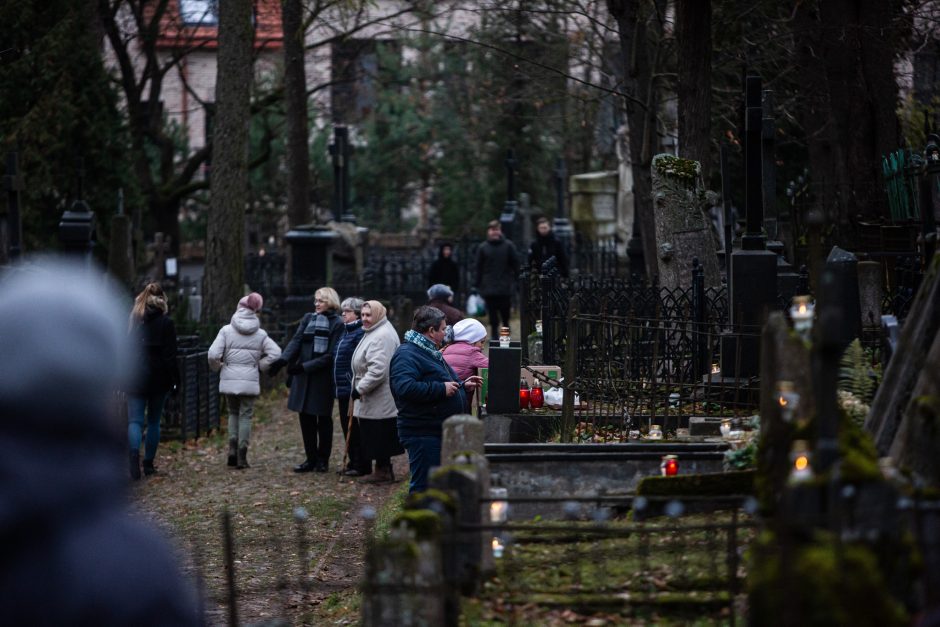 Įspėja vyresnius lėtinių ligų turinčius žmones dėl Vėlinių savaitgalio