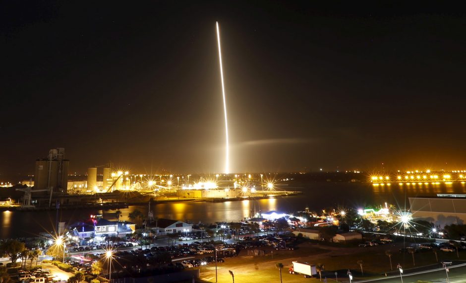 „SpaceX“ pavyko istorinis galingos raketos paleidimas