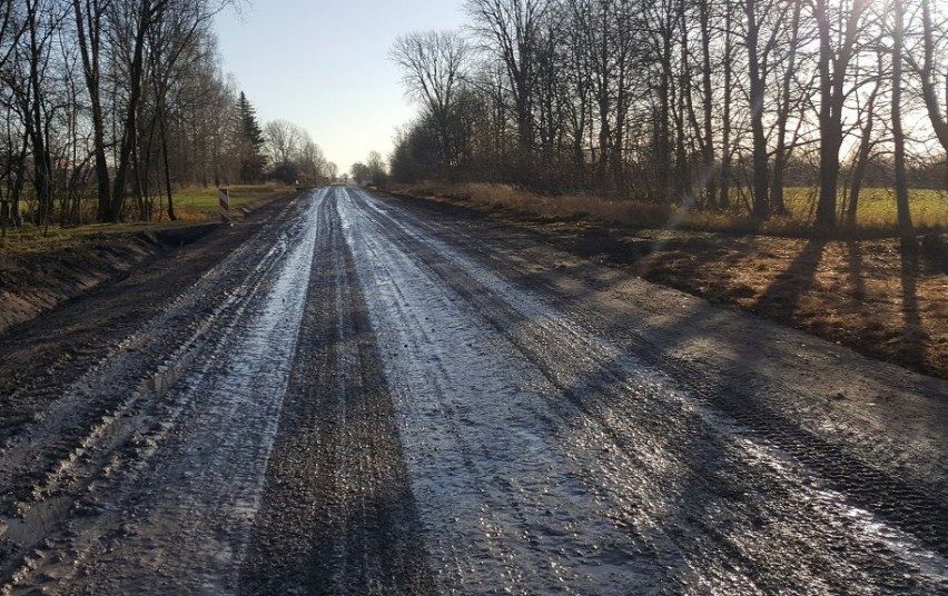 Lietus trukdo asfaltuoti žvyrkelius