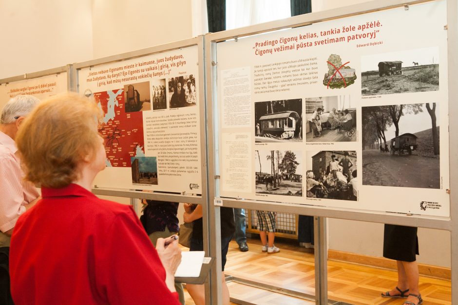 Ragina Seimą Romų genocido dieną įtraukti į atmintinų dienų sąrašą