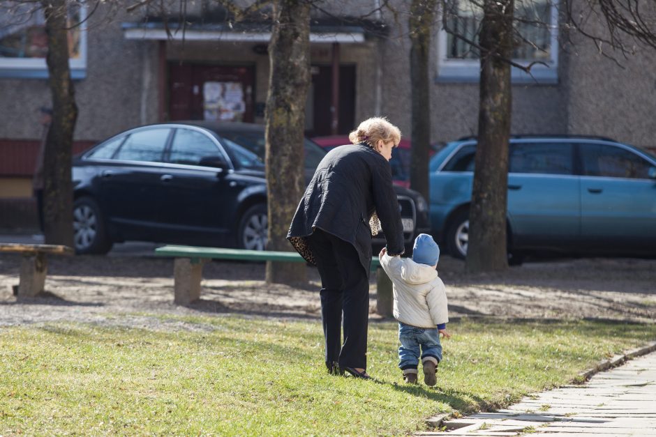 Nesutinka, kad vaiko priežiūros išmoką galėtų gauti seneliai