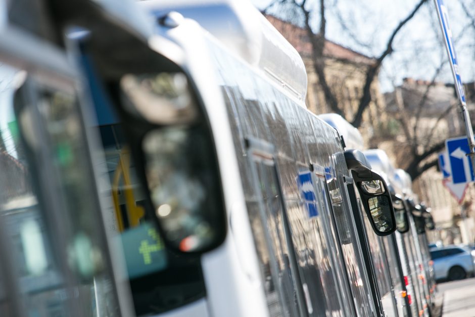 Miesto autobusas rėžėsi į BMW, keleivei sužalota galva