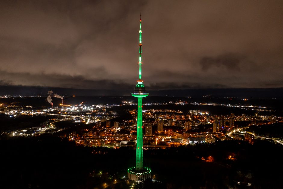 Šventinėmis spalvomis nušvito Vilniaus televizijos bokštas