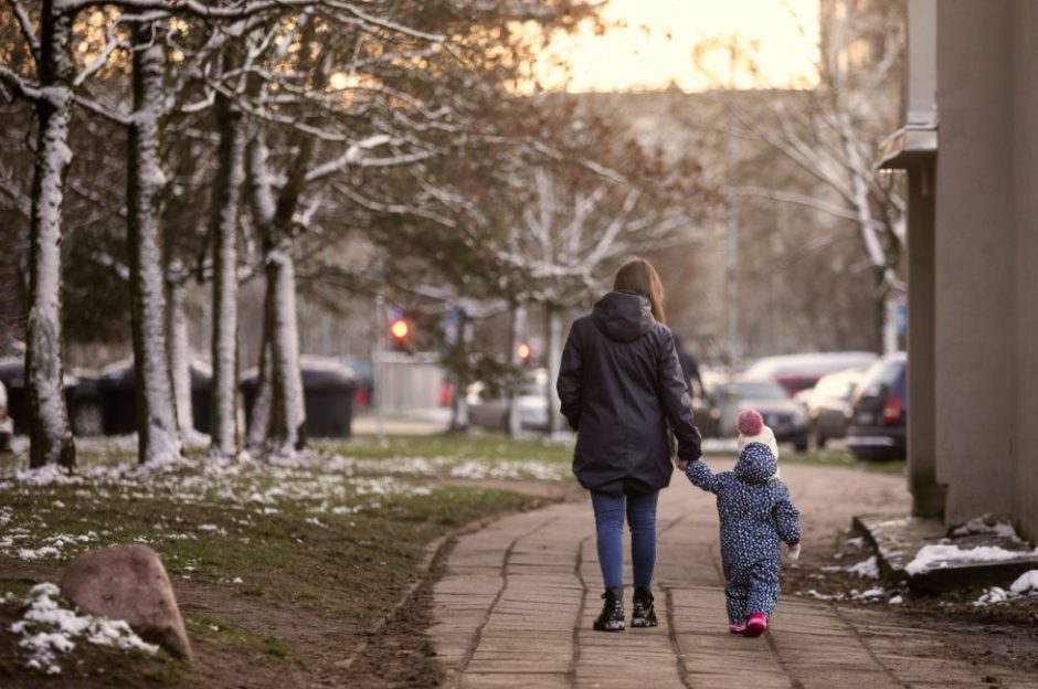 Statistika: su kiekviena karta moterys gimdo vis mažiau vaikų