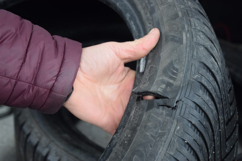 Duobės kelyje Jakai–Rimkai ir vėl kiurdė padangas