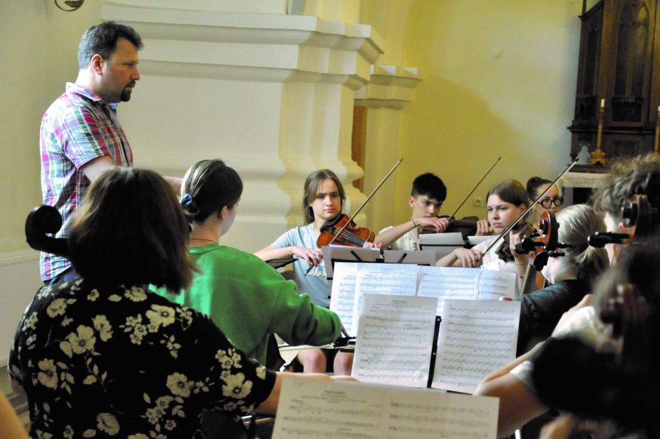 Jauniesiems stygininkams – žinios ir patirtis Juozo Naujalio kamerinės muzikos kursuose