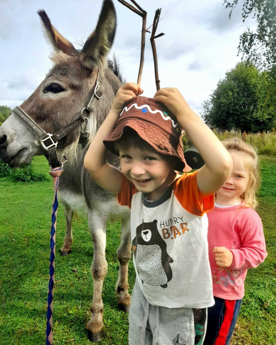 Vaikų gyvenimas vienkiemyje kasdien kupinas įspūdžių