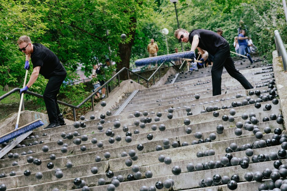 Tarptautiniame scenos menų festivalyje – atgijusių kamuoliukų upė