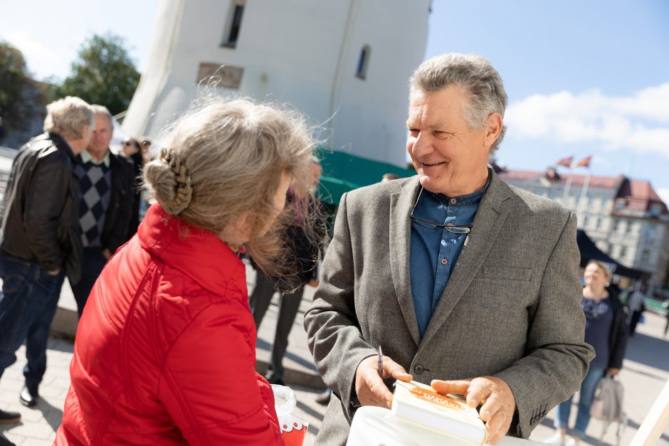 Knygą apie lietuvišką sodą išleidęs dr. A. Amšiejus: turtingas yra tas, kas užsiaugina maisto