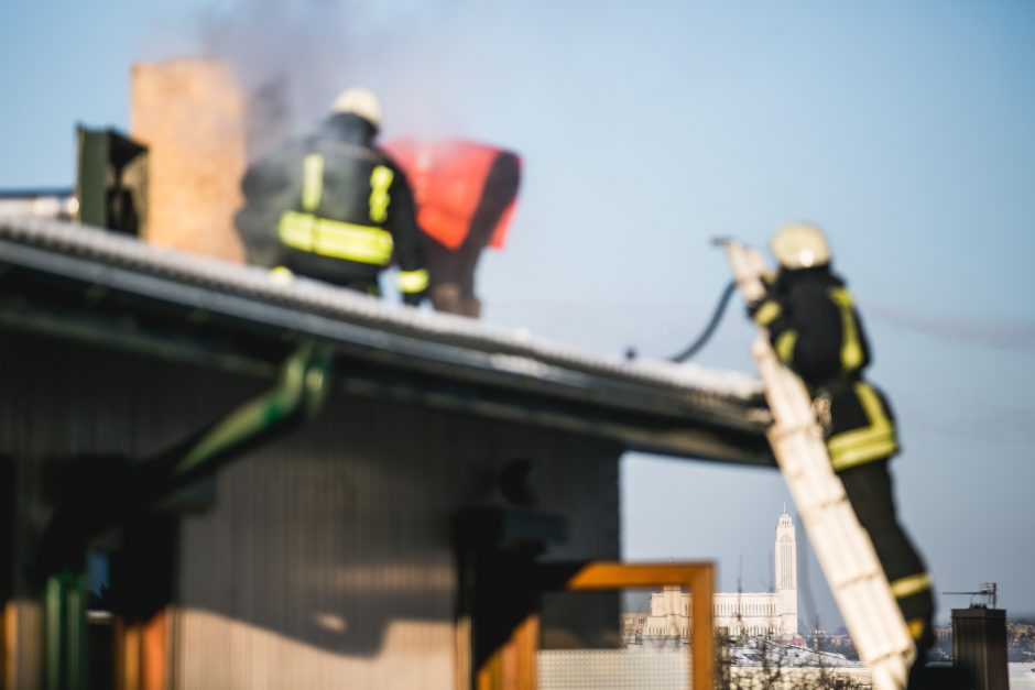 Gaisras Šančiuose: apie nelaimę pranešė iš kamino virstantys juodi dūmai