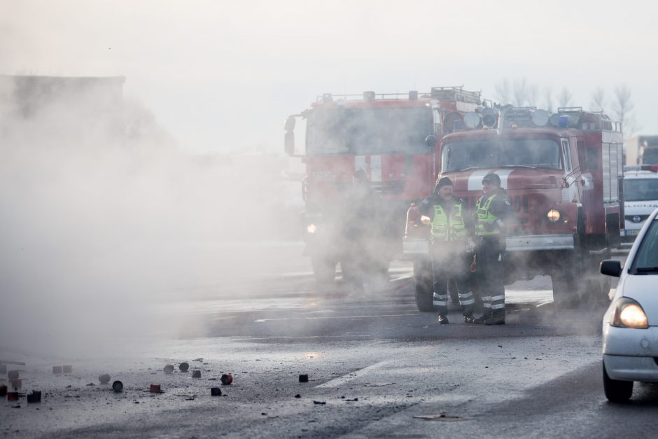 Šalia Kauno sudegęs vilkikas paralyžiavo eismą