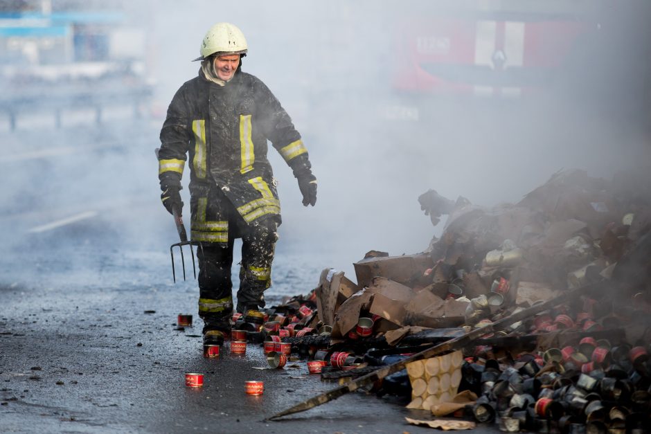 Šalia Kauno sudegęs vilkikas paralyžiavo eismą