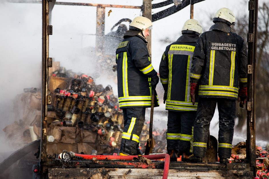 Šalia Kauno sudegęs vilkikas paralyžiavo eismą