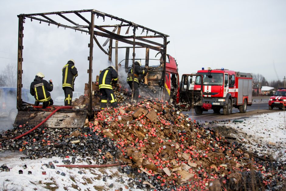 Šalia Kauno sudegęs vilkikas paralyžiavo eismą