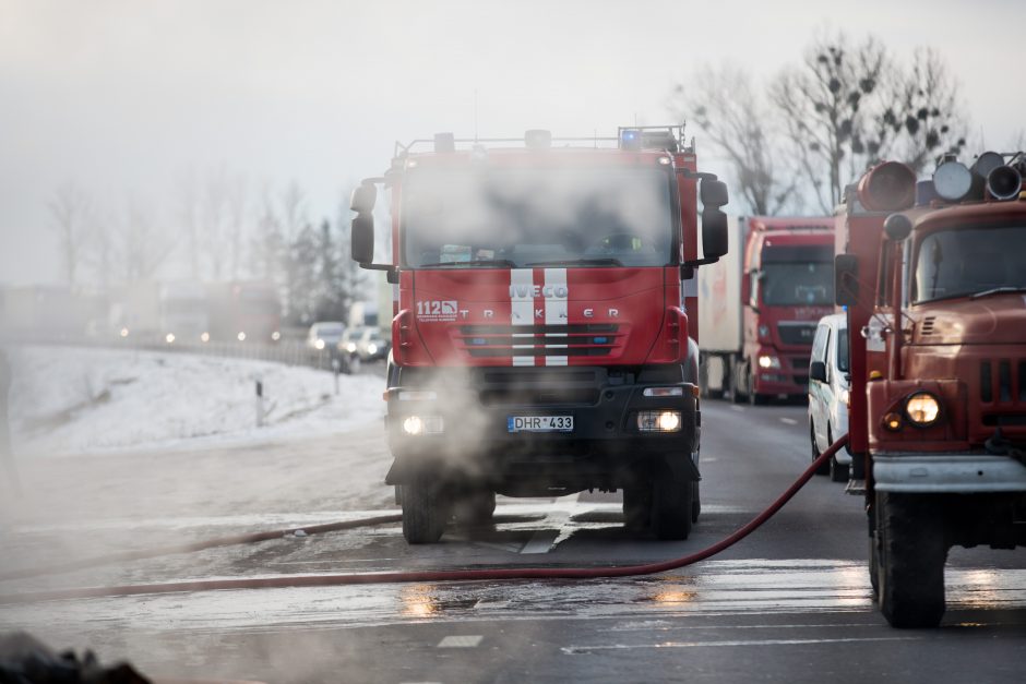 Šalia Kauno sudegęs vilkikas paralyžiavo eismą